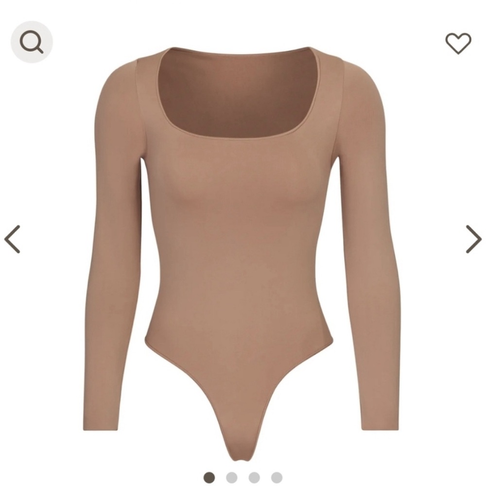 SKIMS Essentials Longsleeve Scoop Neck Bodysuit tan s/m